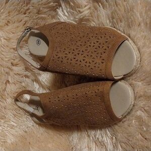 Ameri Mark Women Tan Linen Print 2" Wedge NWOT Size 8